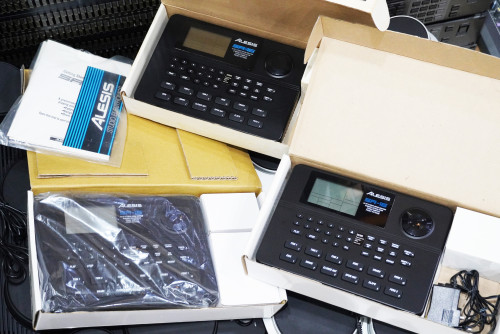 เหมือนใหม่กล่องครบ ALESIS SR-16 (24บิต) บอกซ์กลอง ลงจังหวะไทยแล้ว ต่อฟุตได้2อัน เหยียบฟีลกับStopได้