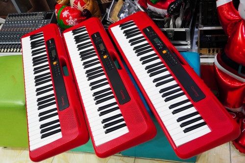 ตัวละ 6000 Casio CT-S200 400เสียง จังหวะหัดเล่นและลำโพงในตัว ต่อแอมป์นอกได้ ใส่ถ่านได้ ต่อUSBได้ 3