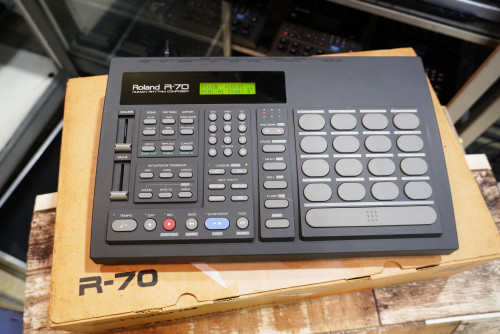 เหมือนใหม่กล่องครบ Roland R-70 (JAPAN) ซาวด์เพอคัสชั่นดีสุดๆ ลงจังหวะไทย100จังหวะ มีลูกส่งคั่น แถมอะ