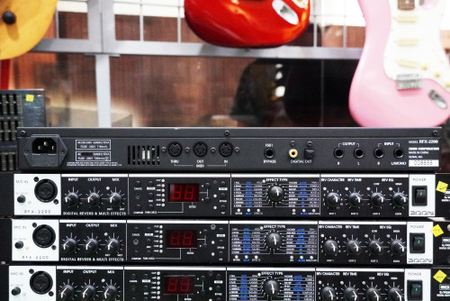 เอฟเฟคไมค์ ZOOM RFX-2200 เป็นรุ่นที่ดีที่สุดของZOOM เสียงหนาหวานกังวานดีมาก ชมรีวิวยูทูปที่ช่องTokai 4
