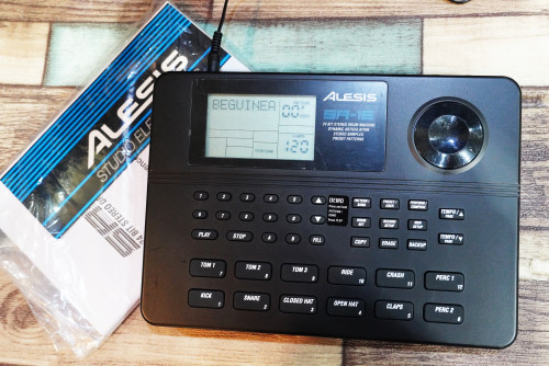 บอกซ์กลอง ALESIS SR-16 (24บิต) ลงจังหวะไทยแล้ว ต่อฟุตได้2อัน สตาร์ทกับฟีล พร้อมอะแด๊ปเตอร์ 1
