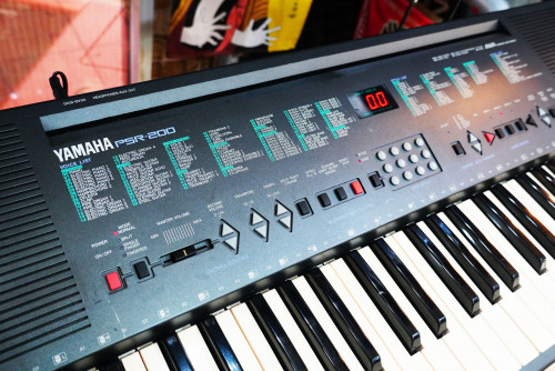 อีเล็คโทน YAMAHA PSR-200 จังหวะในตัว ลำโพงในตัวต่อแอมป์นอกได้ ใช้งานปรกติ พร้อมอะแด๊ปเตอร์ 4