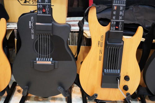 กีต้าร์ดิจิตอล YAMAHA EZ-AG (Acoustic) และ EZ-EG (Electric) ลำโพงในตัว ต่อตู้แอมป์ได้ ต่อMIDI IN/OUT 6