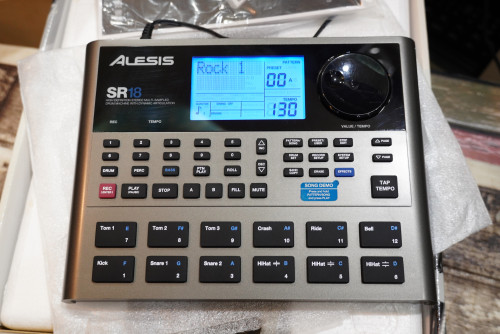 เหมือนใหม่กล่องครบ Alesis SR18 ลงจังหวะไทย100จังหวะ ต่อฟุต 2 อัน กดฟิลส่งได้ คู่มือ อะแด๊ปเตอร์ กล่อ