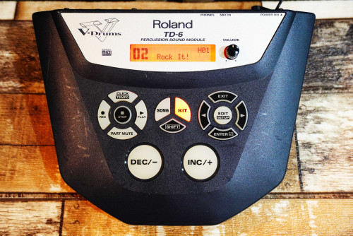Roland TD-6 โมดูลกลองไฟฟ้าต่อทริกพ่วงกลองจริงหรือPADไฟฟ้า บอดี้มีรอย ใช้งานปรกติ