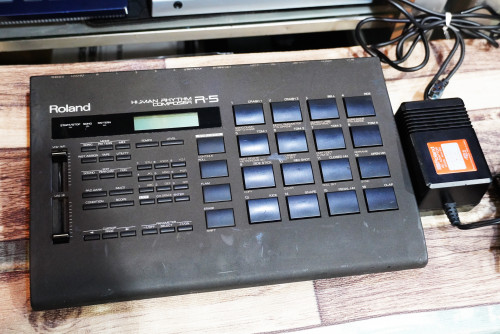 บอกซ์กลอง Roland R-5 ลงจังหวะไทย78จังหวะ พร้อมออกงาน ใช้งานปรกติทุกปุ่ม พร้อมอะแด๊ปเตอร์