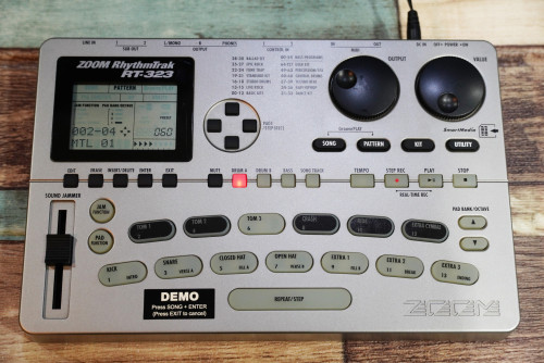 ZOOM RT-323 Rhythm Trak ริทึ่มบอกซ์กลองไฟฟ้า เบสในตัว ต่อฟุตได้2อัน มีSUB OUT