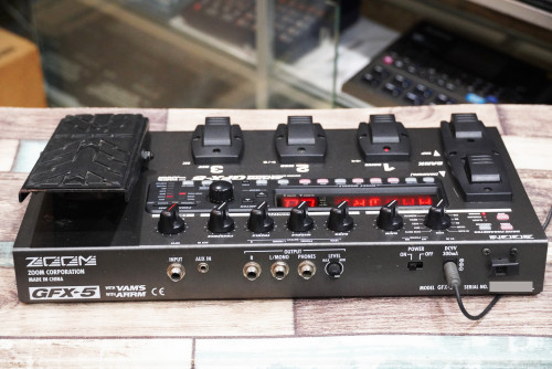 ZOOM GFX-5 กีต้าร์มัลติเอฟเฟค พร้อมริทึ่มกลองหัดเล่นในตัว ซาวด์ดี แข็งแรงทนทาน 1