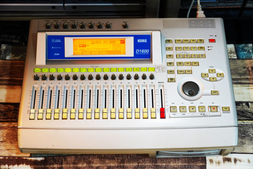 KORG D1600 Digital Recording Studio ใช้ไม่เป็น ไฟเข้า เสียงออก จอติด ถือว่าขายเป็นซาก