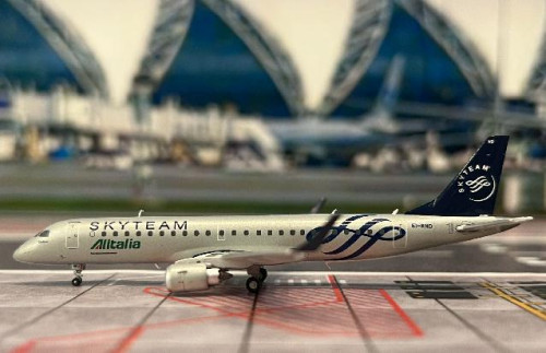 JC Wings 1:400 Alitalia Cityliner ERJ-190STD EI-RND
