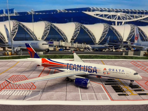 Phoenix P4590 1:400 Delta A350-900 N521DN‘TEAM USA” [Width 15 Length 16.5 Height 4 cm] 1