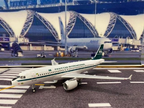 Inflight IF320PK0824 1:200 PIA A320-214 AP-BLA [Width 17 Length 18.5 Height 6 cms]