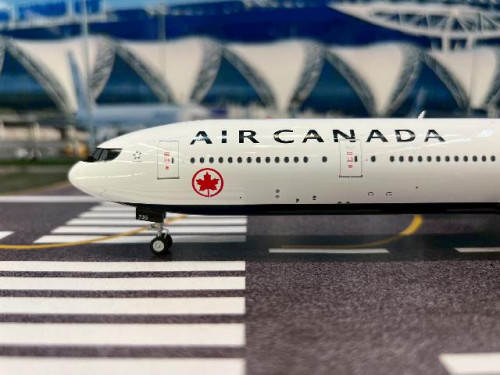 Inflight 1:200 Air Canada 777-333/ER C-FIUR B773ACIUR [Width 33 Length 37 Height 8 cms] 5