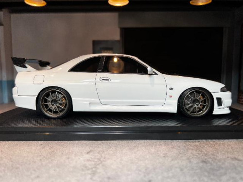 Ignition [IG2781] 1:18 Nissan Skyline GT-R (BCNR33) White [Width 10 Length 27 Height 7 cms] 5