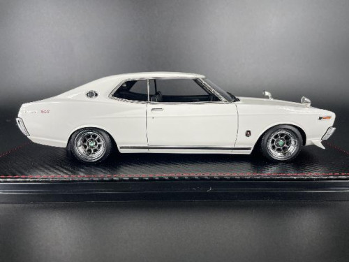 IG2403 1:18 Nissan Laurel 2000SGX (C130)White With Engine [Width 10 Length 25 Height 7 cms] 4