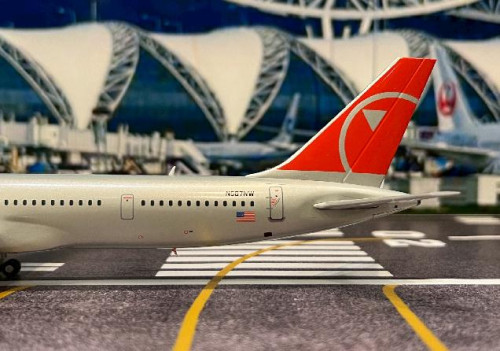 Gemini Jets 1:200 Northwest 757-300 N587NW G21422 [Width 19 Length 27 Height 6.5 cm] 6