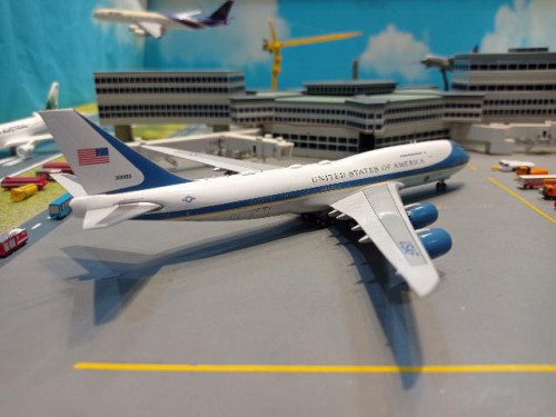 Gemini Jets GJ2220 1:400 Air Force One VC-25B B747-8 30000 [Width 18 Length 18.5 Height 4.5 cms] 3