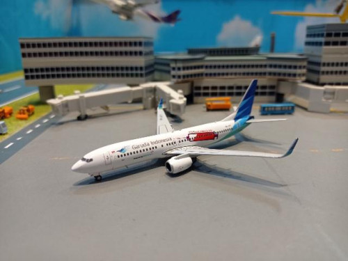 LH4243 1:400 Garuda 737-800 SukseskanVaksinasi PK-GFT [Width 9 Length 9.5 Height 3 cms]