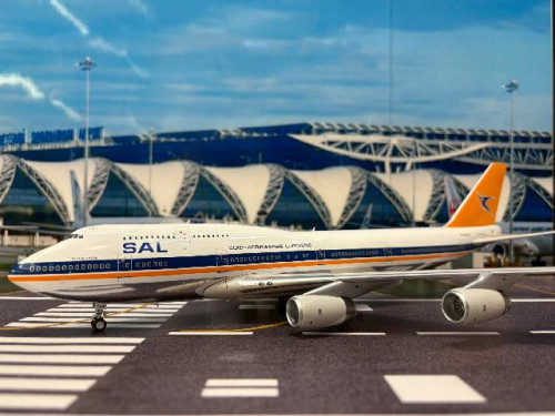 Inflight 1:200 South African 747-444 ZS-SAW IF744SA0524P [Width 30 Length 35 Height 6 cms] 1