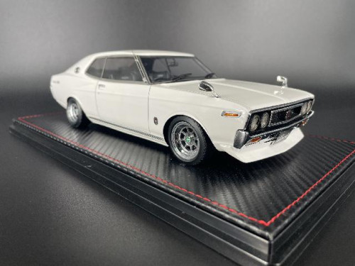 IG2403 1:18 Nissan Laurel 2000SGX (C130)White With Engine [Width 10 Length 25 Height 7 cms] 2