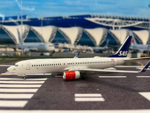 JFox 1:200 SAS 737-700 LN-RRF JF7378050L [Width 18 Length 17 Height 6 cms] 1