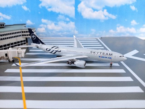 P4397 1:400 Korean A330-200 HL8212 Skyteam [Width 15 Length 14.5 Height 4 cms.] 1