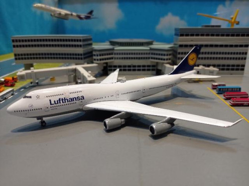 Phoenix [P4536] 1:400 Lufthansa 747-400 D-ABTK [Width 16 Length 16.5 Height 4.5 cms]