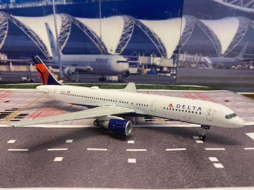 Gemini Jets 1:200 Delta 757-200 N683DA G21307 [Width 19 Length 24 Height 6 cms 1