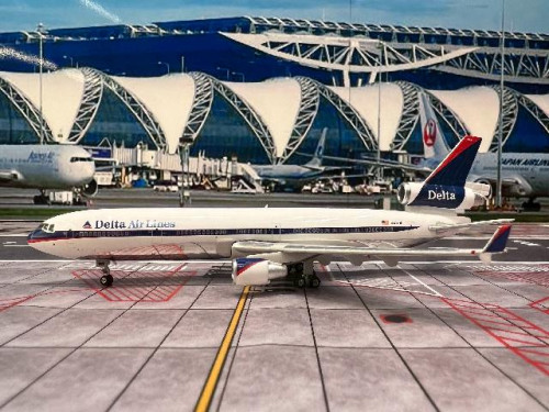 Phoenix 1:400 Delta MD-11 N802DE P4630 1