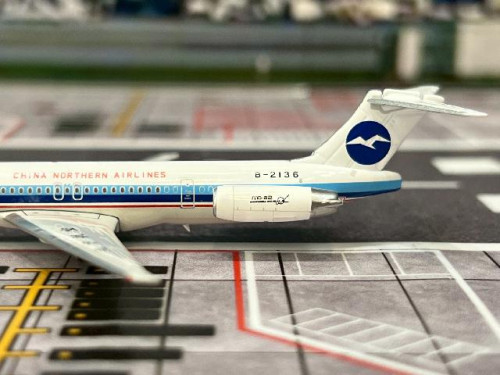 Phoenix 1:400 China Northern MD-82 B-2136 PH12008 [Width 8 Length 11 Height 2 cm] 4