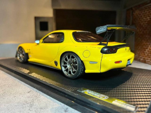 Ignition: IG2043 1:18 Feed RX-7 (FD3S) Yellow [Width 10 Length 25 Height 7 cms] 2