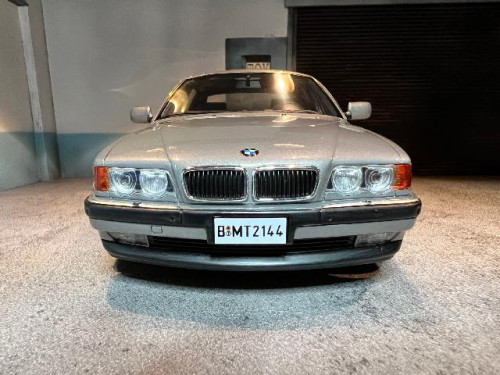 OT952 1:18 BMW 741IL E38 Sil [Width 10 Length 25 Height 7 cms] 6