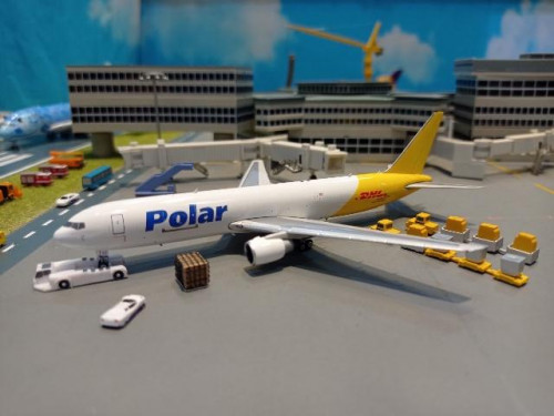P4412 1:400 Polar/DHL 767-300BDSF N642GT [Width 12 Length 13 Height 3.5 cms]