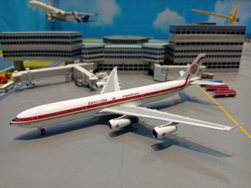 Phoenix [PH1811] 1:400 EgyptAir A340-300 A40-LE [Width 15 Length 15.5 Height 4 cms]