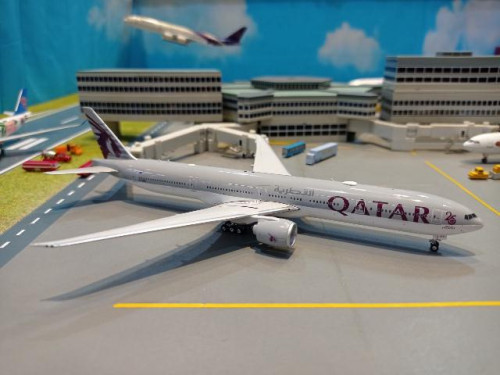 PH1777 1:400 Qatar 777-300ER A7-BEE 25 yrs.[Width 16 Length 18 Height 5 cms] 1