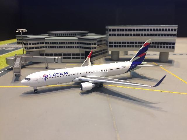Gemini Jets 1:400 LATAM 767-300ER CC-CWV GJ1849