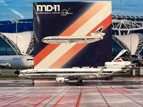 Panda 1:400 Delta MD-11 N808DE 62428 [Width 12 Length 15 Height 4.5 cm]