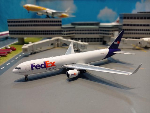 P4509 1:400 FedEx 767-300ER N68079 [Width 12 Length 13 Height 3.5 cms]