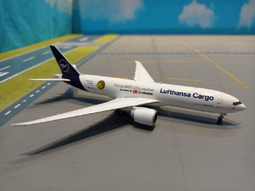 Herpa Wings 1:400 Lufthansa Cargo 777F Sustainable Fuel D-ALFG HW 562799 [Width 16 Length 17 Height 1