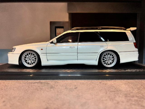 Ignition: IG2885 1:18 Nissan Stagea 260RS (WGNC34) Pearl White [Width 10 Length 24 Height 7 cms] 4