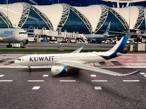 JCWings 1:400 Kuwait A330-800NEO 9K-APF LH4331 [Width 16 Length 14.5 Height 4 cms]