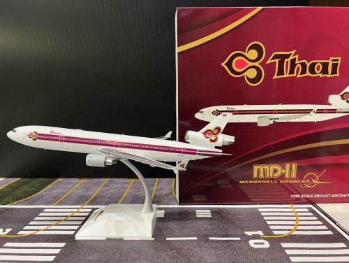 JC WINGS 1:200 Thai Airways MD-11 HS-TMD XX2945 (สินค้ามีตำหนิ) with paint defective on wings