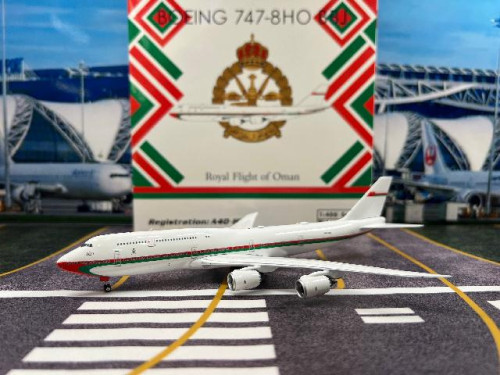 Phoenix 1:400 Oman Royal Flight 747-8HO A4O-HMS PH1933 [Width 18 Length 18.5 Height 4.5 cm]
