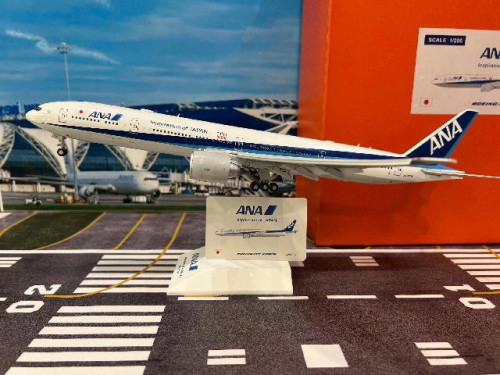 JCWings 1:200 ANA 777-300ER‘Tomodachi’JA777A FD EW277W005A [Width 33 Length 37 Height 8 cms]
