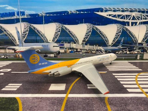 Herpa Wings 1l200 Air Ukraine IL-62M UR-86135 HW572699 [Width 22 Length 27 Height 6 cm] 3