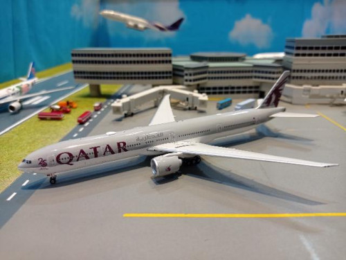 PH1777 1:400 Qatar 777-300ER A7-BEE 25 yrs.[Width 16 Length 18 Height 5 cms]