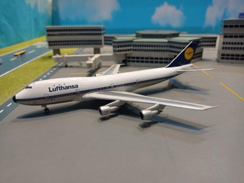 Phoenix P4559 1:400 Lufthansa 747-100 D-ABYC [Width 16 Length 16.5 Height 4.5 cms]