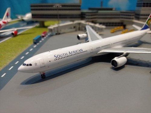Phoenix:PH1747 1:400 South African A340-600 ZS-SNI [Width 16.5 Length 18.5 Height 5 cms] 3