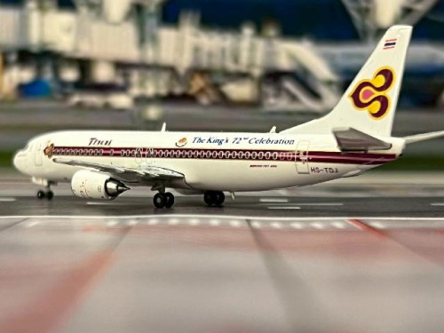 JCWings 1:400 Thai 737-400 ‘The King's 72nd Celebration’ HS-TDJ XX4987 [Width 7 Length 9 Height 2.5 5