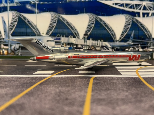 Gemini Jets 1:200 Western 727-200 N2805W ”Bud Light” G2494 [Width 16 Length 23 Height 5 cm] 4